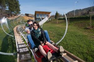 casal gosta de dirigir na montanha-russa alpina foto