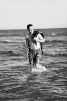 retrato de um jovem kitsurf na praia ao pôr do sol foto