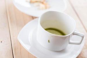 xícara vazia de matcha latte chá verde foto