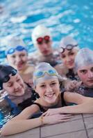 feliz grupo adolescente na piscina foto