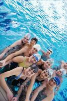 feliz grupo adolescente na piscina foto