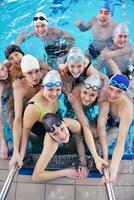 feliz grupo adolescente na piscina foto