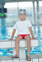 grupo infantil na piscina foto