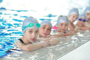 grupo infantil na piscina foto