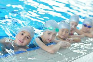 grupo infantil na piscina foto