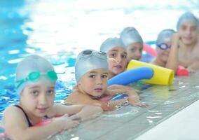 grupo infantil na piscina foto