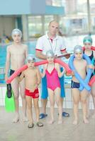 grupo infantil na piscina foto