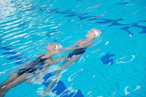 ajuda e resgate na piscina foto