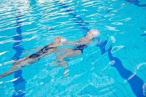 ajuda e resgate na piscina foto