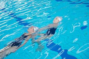 ajuda e resgate na piscina foto