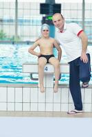 retrato de criança na piscina foto