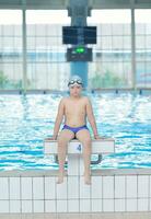 retrato de criança na piscina foto