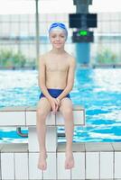 retrato de criança na piscina foto