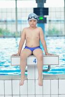 retrato de criança na piscina foto