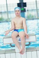retrato de criança na piscina foto
