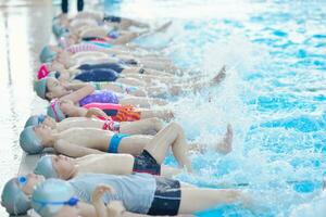 grupo infantil na piscina foto