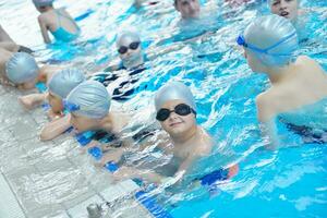 grupo infantil na piscina foto