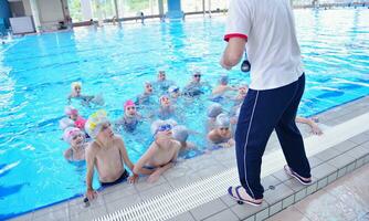 grupo infantil na piscina foto