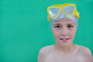 retrato de criança na piscina foto