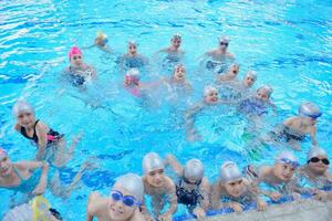 grupo infantil na piscina foto