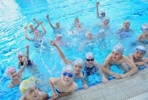 grupo infantil na piscina foto