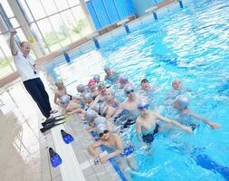 grupo infantil na piscina foto