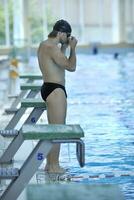 jovem nadador pronto para começar foto