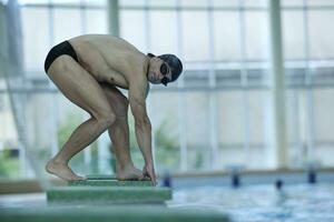 jovem nadador pronto para começar foto