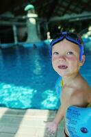 diversão na piscina foto