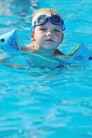 diversão na piscina foto