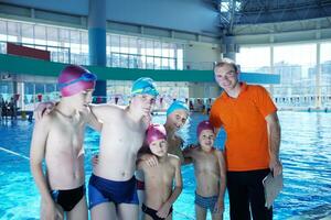 criança feliz na piscina foto