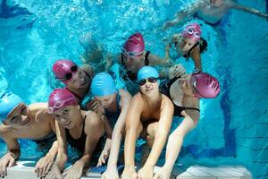 grupo de crianças felizes na piscina foto