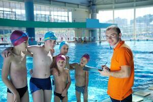 criança feliz na piscina foto