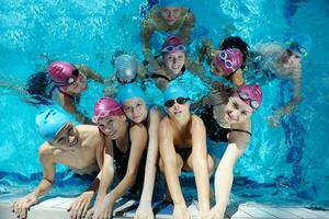 grupo de crianças felizes na piscina foto