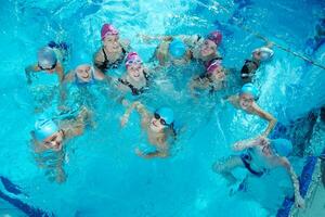 crianças felizes na piscina foto