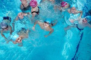 grupo de crianças felizes na piscina foto