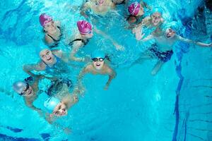 crianças felizes na piscina foto