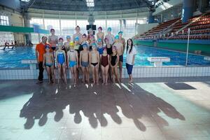 grupo de crianças felizes na piscina foto