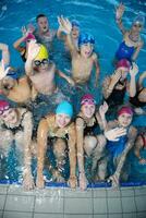 crianças felizes na piscina foto