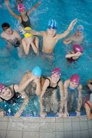 grupo de crianças felizes na piscina foto