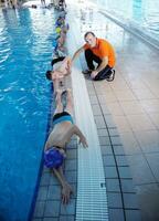 crianças felizes na piscina foto