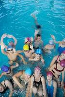 grupo de crianças felizes na piscina foto