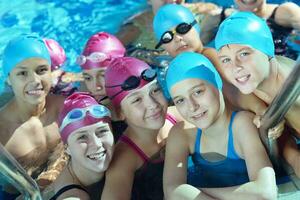 grupo de crianças felizes na piscina foto