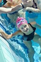 grupo de crianças felizes na piscina foto