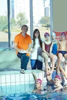 grupo de crianças felizes na piscina foto