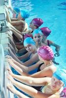 grupo de crianças felizes na piscina foto