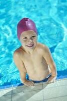 criança feliz na piscina foto