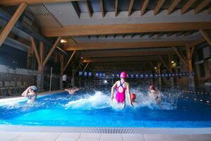 .crianças felizes pulando em uma piscina foto