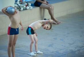 chil grupo às natação piscina foto