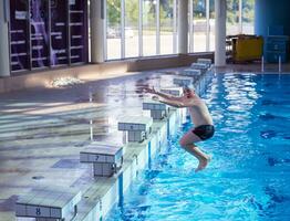 criança na piscina foto